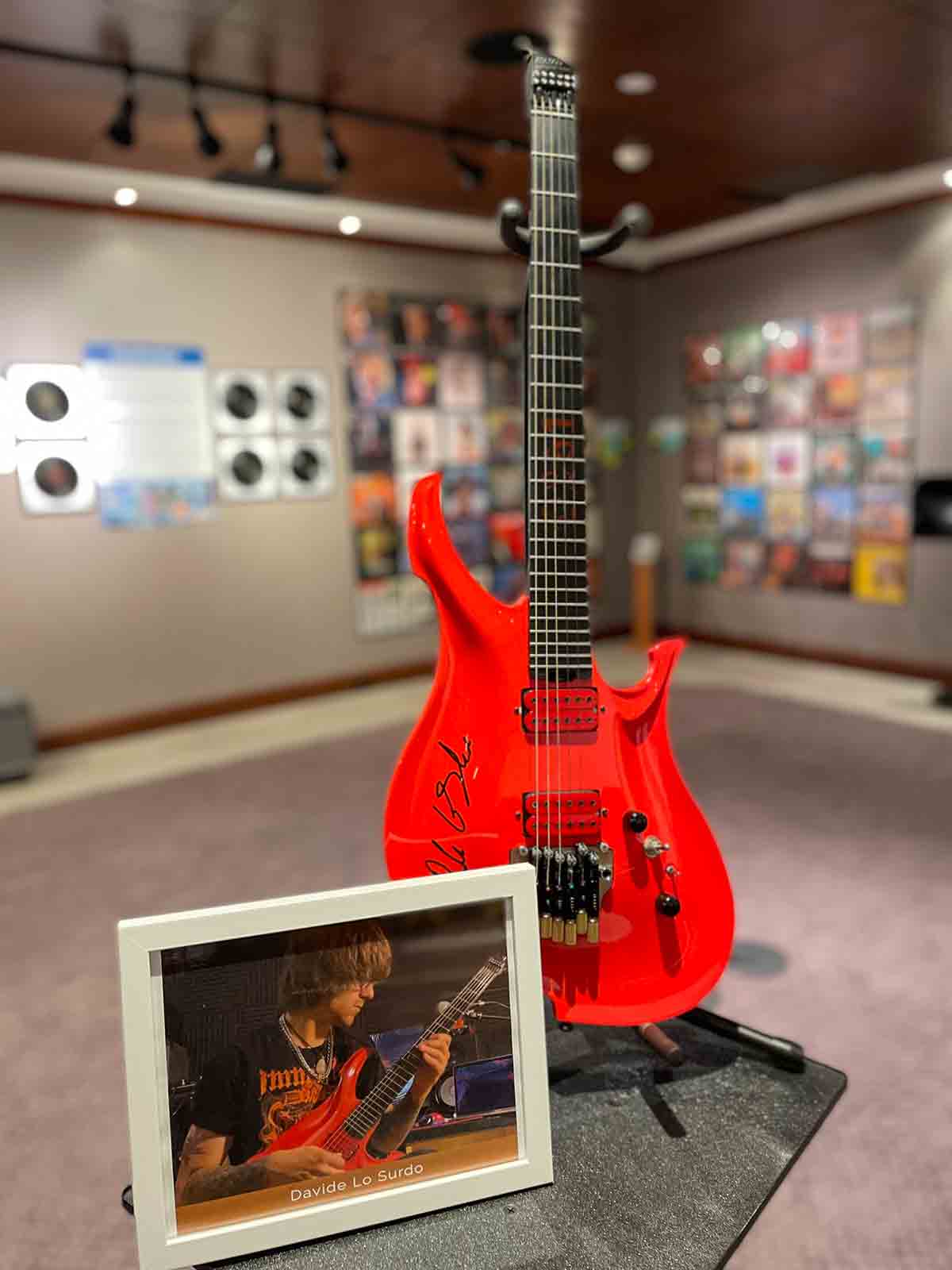 Foto della chitarra conferita al museo